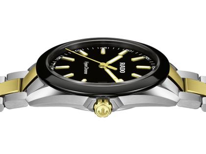 Rado HyperChrome Quarz Edelstahl 41,5mm schwarzes Zifferblatt zweifarbiges Metallband – Herrenuhren Uhr mit Datum aus Edelstahl, Keramik und PVD beschichtet. Das Gehäuse ist rund und silber. Das Edelstahlarmband mit Gold ist silber-gelbgold. Das Zifferblatt ist ein Index in schwarz. – Ansicht 3