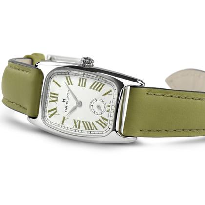 Hamilton American Classic Boulton Small Second M Quarz Edelstahl weißes Zifferblatt grünes Lederband – Herrenuhren Uhr ohne Datum aus Edelstahl und Leder. Das Gehäuse ist rechteckig und silber. Das Lederarmband ist grün. Das Zifferblatt ist römisch und weiß. – Ansicht 3