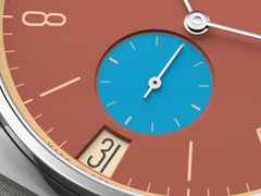 Nomos Glashütte Tangente 38 Datum "175 Years Watchmaking - Ziegelblau" Handaufzug Edelstahl rotes Zifferblatt graues Textilband Glasboden – Herrenuhren Uhr mit Datum aus Edelstahl. Das Gehäuse ist rund und silber. Das Textilarmband ist grau. Das Zifferblatt ist arabisch Index und rot. – Ansicht 6