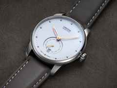 Union Glashütte Seris Automatik Edelstahl 36mm weißes Zifferblatt braunes Lederband – Damenuhren Uhr mit Datum aus Edelstahl und Leder. Das Gehäuse ist rund und silber. Das Lederarmband ist braun. Das Zifferblatt ist ein Index in weiß. – Ansicht 2
