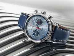 Frederique Constant Classics Vintage Rally Healey Chronograph Automatik Edelstahl 42mm blaues Zifferblatt blaues Lederband limitiert – Herrenuhren Chronograph aus Edelstahl und Leder. Das Gehäuse ist rund und silber. Das Lederarmband ist blau. Das Zifferblatt ist arabisch Index und blau. – Ansicht 5
