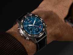 Garmin MARQ Aviator Gen 3 Titan 47mm digitales Display schwarzes Lederband – Herrenuhren Uhr Multifunktion aus Keramik, Leder und Titan. Das Gehäuse ist rund und grau. Das Lederarmband ist schwarz. Der Zifferblatt ist digital. – Ansicht 8