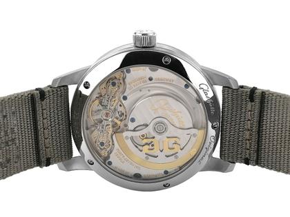 Glashütte Original PanoMaticLunar Automatik Edelstahl 40mm grau Textilband 1-90-02-43-32-66 Full Set mit Garantie Occasion – Herrenuhren Uhr mit Datum aus Edelstahl. Das Gehäuse ist rund und silber. Das Textilarmband ist grau. Das Zifferblatt ist arabisch Index und grau. – Ansicht 2