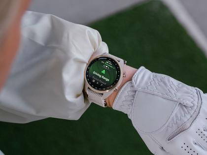 Garmin Approach S72 Titan Grau-DLC 43mm digitales Display graues Textilband – Herrenuhren Uhr Multifunktion aus Keramik und Kunststoff. Das Gehäuse ist rund und grau. Das Textilarmband ist grau. Das Zifferblatt ist digital und schwarz. – Ansicht 8