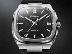 Glashütte Original Seventies Vintage Kollektion Vinyl Record Limited Edition Automatik Edelstahl 39x39mm schwarzes Zifferblatt Metallband und schwarzes Kautschukband – Herrenuhren Uhr mit Datum aus 750 Weißgold, Edelstahl und Kautschuk. Das Gehäuse ist quadratisch und silber. Das Edelstahlarmband ist silber. Das Zifferblatt ist ein Index in schwarz. – Ansicht 4