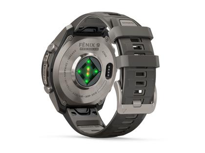 Garmin Fenix 9 Pro inReach Solar Titan 47mm digitales Display graues Silikonband – Herrenuhren Uhr Multifunktion aus Kautschuk und Titan. Das Gehäuse ist rund und grau. Das Kautschuk / Kunststoff / Silikon Armband ist grau. Das Zifferblatt ist digital und schwarz. – Ansicht 4