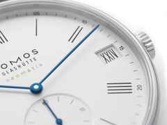 Nomos Glashütte Ludwig neomatik 41 römisches Datum Automatik Edelstahl weißes Zifferblatt schwarzes Lederband – Herrenuhren Uhr mit Datum aus Edelstahl. Das Gehäuse ist rund und silber. Das Lederarmband ist schwarz. Das Zifferblatt ist römisch Index und weiß. – Ansicht 3