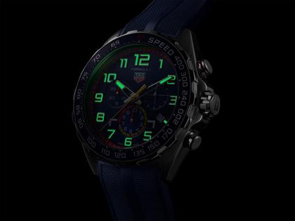TAG Heuer Formula 1 Chronograph x Red Bull Racing Quarz Edelstahl blaues Zifferblatt blaues Kautschukband – Herrenuhren Chronograph aus Edelstahl. Das Gehäuse ist rund und silber. Das Kautschuk / Kunststoff / Silikon Armband ist blau. Das Zifferblatt ist ein Index in blau. – Ansicht 4