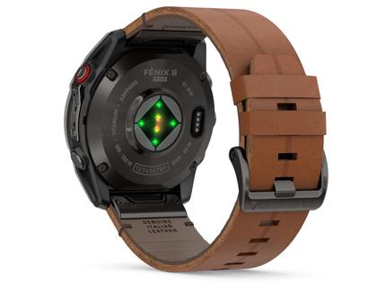 Garmin fenix 8 Pro 51mm AMOLED faserverstärktes Polymer und Titan DLC-Carbongrau digitales Zifferblatt braunes Lederband – Herrenuhren Uhr Multifunktion aus DLC beschichtet, Kunststoff und Titan. Das Gehäuse ist rund und grau. Das Lederarmband ist braun. Das Zifferblatt ist digital und schwarz. – Ansicht 3