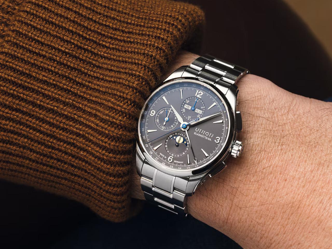 Union Glashütte Belisar Chronograph Mondphase Automatik Edelstahl 42mm graues Zifferblatt Metallband – Herrenuhren Chronograph aus Edelstahl. Das Gehäuse ist rund und silber. Das Edelstahlarmband ist silber. Das Zifferblatt ist arabisch Index und grau. – Ansicht 5