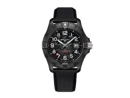 Herrenuhren Uhr mit Datum aus Carbon, Edelstahl, Keramik und Titan. Das Gehäuse ist rund und schwarz. Das Lederarmband ist schwarz. Das Zifferblatt ist arabisch Index und schwarz.