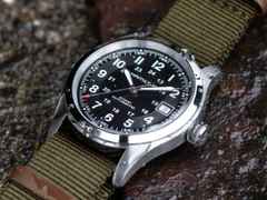 Hamilton Khaki Field Call of Duty Automatik Edelstahl 38mm schwarzes Zifferblatt olivgrünes Textilband Limited Edition – Herrenuhren Uhr mit Datum aus Edelstahl und Leder. Das Gehäuse ist rund und silber. Das Textilarmband ist grün. Das Zifferblatt ist arabisch und schwarz. – Ansicht 4