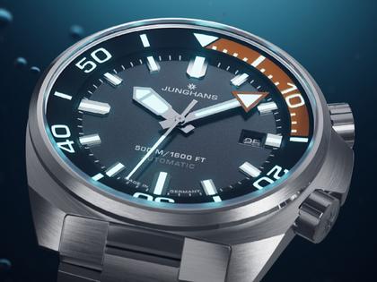 Junghans Aquaris Diver Automatik Edelstahl 47mm schwarzes Zifferblatt Metallband und orangefarbenes Kautschukband – Herrenuhren Uhr mit Datum aus Edelstahl und Kautschuk. Das Gehäuse ist rund und silber. Das Edelstahlarmband ist silber. Das Zifferblatt ist ein Index in schwarz. – Ansicht 3
