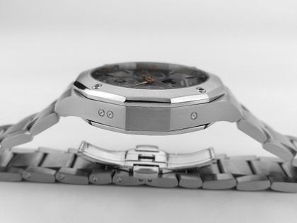 Juwelier Roller Baume & Mercier Riviera Ewiger Kalender Limited Edition Automatik Edelstahl 40mm graues Zifferblatt Metallband M0A10786 Full Set mit Garantie Occasion Neu – Herrenuhren Uhr mit Kalender aus Edelstahl. Das Gehäuse ist sonstige Form und silber. Das Edelstahlarmband ist silber. Das Zifferblatt ist römisch Index und grau. – Ansicht 4