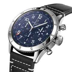 Breitling Super Avi B04 Chronograph GMT 46 Tribute to Vought F4U Corsair Automatik Edelstahl blaues Zifferblatt schwarzes Lederband – Herrenuhren Chronograph aus Edelstahl. Das Gehäuse ist rund und silber. Das Lederarmband ist schwarz. Das Zifferblatt ist arabisch und blau. – Ansicht 2