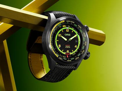 Oris ProPilot Altimeter "Mission Control" X Bamford Watch Department Automatik Karbon 47mm schwarzes Zifferblatt schwarzes Textilband Limited Edition – Herrenuhren Uhr mit Datum aus Carbon, Leder, PVD beschichtet und Titan. Das Gehäuse ist rund und schwarz. Das Textilarmband ist schwarz. Das Zifferblatt ist arabisch Index und schwarz. – Ansicht 11