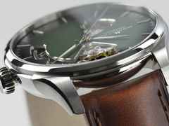Hamilton Jazzmaster Open Heart Automatik Edelstahl 40mm grünes Zifferblatt braunes Lederband – Herrenuhren Uhr ohne Datum aus Edelstahl und Leder. Das Gehäuse ist rund und silber. Das Lederarmband ist braun. Das Zifferblatt ist ein Index in grün. – Ansicht 4