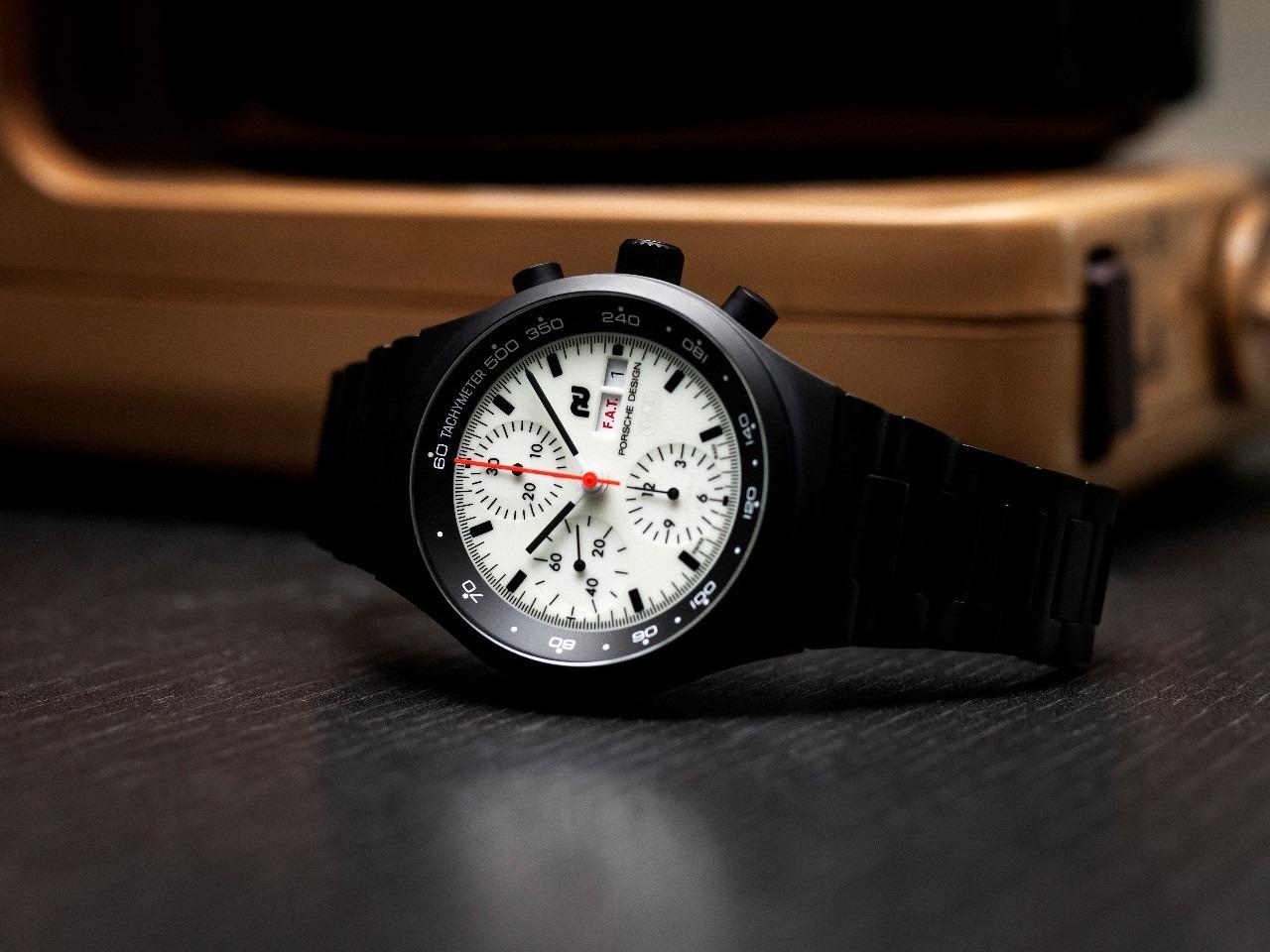 Porsche Design Chronograph 1 - F.A.T. 2025 Edition – Herrenuhren Chronograph aus Titan und Titancarbid beschichtet. Das Gehäuse ist rund und schwarz. Das Titanarmband ist schwarz. Das Zifferblatt ist ein Index in weiß. – Ansicht 10