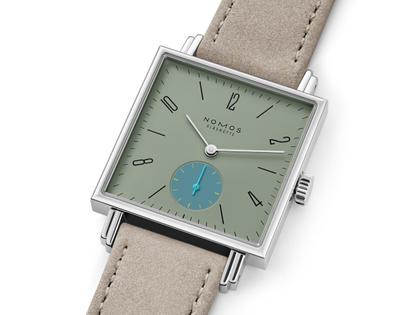 Nomos Glashütte Tetra Origins Salvia Handaufzug Edelstahl 29,5mm grünes Zifferblatt graues Lederband Glasboden – Damenuhren Uhr ohne Datum aus Edelstahl und Leder. Das Gehäuse ist quadratisch und silber. Das Lederarmband ist grau. Das Zifferblatt ist arabisch Index und grün. – Ansicht 3