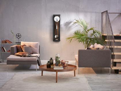 Erwin Sattler Seilzug Regulator Wanduhr Opus PMD 100 schwarz Makassar – Großuhren Wanduhr aus Holz. Das Gehäuse ist rechteckig und schwarz. Das Zifferblatt ist arabisch Index und weiß. – Ansicht 2