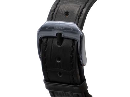 Mühle Glashütte Teutonia II Kleine Sekunde Midnight Limited Edition Automatik Edelstahl 41mm silbernes Zifferblatt schwarzes Lederband – Herrenuhren Uhr mit Datum aus Edelstahl und Leder. Das Gehäuse ist rund und schwarz. Das Lederarmband ist schwarz. Das Zifferblatt ist ein Index in silber. – Ansicht 3