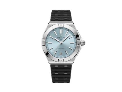 Breitling Chronomat B31 Automatik 40 Edelstahl eisblaues Zifferblatt schwarzes Kautschukband – Herrenuhren Uhr mit Datum aus 950 Platin, Edelstahl und Kautschuk. Das Gehäuse ist rund und silber. Das Kautschuk / Kunststoff / Silikon Armband ist schwarz. Das Zifferblatt ist ein Index in blau.