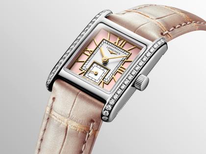 Longines DolceVita   Mini Quarz Edelstahl 22x29mm Brillantbesatz pinkes Zifferblatt pinkes Lederband – Damenuhren Uhr ohne Datum aus Edelstahl, Leder und vergoldet. Das Gehäuse ist rechteckig und silber. Das Lederarmband Kroko / Alligator ist pink. Das Zifferblatt ist römisch und pink. – Ansicht 3