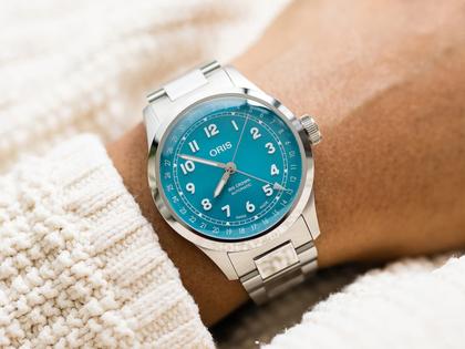 Oris Big Crown Pointer Date Automatik Edelstahl 40mm hellblaues Zifferblatt Metallband – Herrenuhren Uhr mit Datum aus Edelstahl. Das Gehäuse ist rund und silber. Das Edelstahlarmband ist silber. Das Zifferblatt ist arabisch und blau. – Ansicht 11