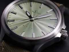 Sinn Spezialuhren 556 Salbei Automatik Edelstahl 38,5mm grünes Zifferblatt braunes Textilband limitiert – Damenuhren Uhr ohne Datum aus Edelstahl. Das Gehäuse ist rund und silber. Das Textilarmband ist braun. Das Zifferblatt ist ein Index in grün. – Ansicht 4