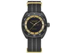 Hamilton American Classic Pan Europ Day Date Automatik Edelstahl schwarz beschichtet schwarz Lederband schwarz – Herrenuhren Uhr mit Datum aus Edelstahl und Leder. Das Gehäuse ist rund und schwarz. Das Lederarmband ist schwarz. Das Zifferblatt ist ein Index in schwarz. – Ansicht 2