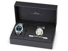 Sinn Spezialuhren U18 Taucheruhr Limited Edition Automatik Edelstahl 44mm blau-grünes Zifferblatt Metallband – Herrenuhren Uhr mit Datum aus Edelstahl. Das Gehäuse ist rund und grau. Das Edelstahlarmband ist grau. Das Zifferblatt ist ein Index in blau. – Ansicht 5