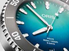 Oris Aquis Great Barrier Reef IV Automatik Edelstahl 43,5mm blaues Zifferblatt Metallband limitiert – Herrenuhren Uhr mit Datum aus Edelstahl und Wolfram. Das Gehäuse ist rund und silber. Das Edelstahlarmband ist silber. Das Zifferblatt ist ein Index in blau. – Ansicht 4