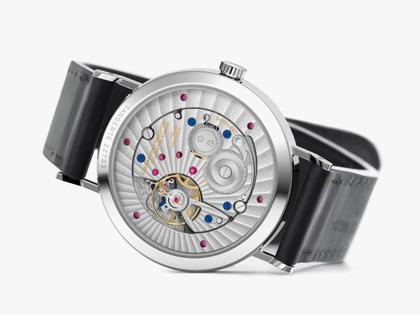 Nomos Glashütte Tangente 2date Handaufzug Edelstahl 38mm weißes Zifferblatt schwarzes Lederband Glasboden – Herrenuhren Uhr mit Datum aus Edelstahl und Leder. Das Gehäuse ist rund und silber. Das Lederarmband ist schwarz. Das Zifferblatt ist arabisch Index und silber. – Ansicht 3