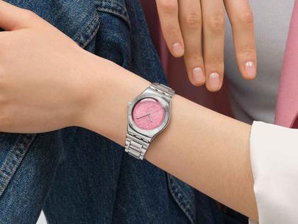 Swatch Irony Lady Blossom Time Petal Charm Quarz Edelstahl 33mm rosa Zifferblatt Metallband – Damenuhren Uhr ohne Datum aus Edelstahl. Das Gehäuse ist rund und silber. Das Edelstahlarmband ist silber. Das Zifferblatt ist ohne Zeichen und rosa. – Ansicht 4