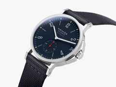 Nomos Glashütte Ahoi neomatik 38 Datum Atlantik Automatik Edelstahl dunkelblaues Zifferblatt dunkelblaues Textilband Glasboden – Herrenuhren Uhr mit Datum aus Edelstahl. Das Gehäuse ist rund und silber. Das Textilarmband ist blau. Das Zifferblatt ist arabisch Index und blau. – Ansicht 3