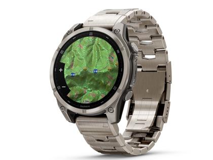 Garmin fenix 8 47mm AMOLED faserverstärktes Polymer Titan Titanband – Herrenuhren Uhr Multifunktion aus Titan. Das Gehäuse ist rund und grau. Das Titanarmband ist grau. Das Zifferblatt ist digital und schwarz. – Ansicht 2
