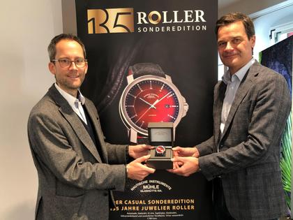 Mühle Glashütte 29er Casual Edition 135 Jahre Juwelier Roller Automatik Edelstahl 42,4mm rotes Zifferblatt graues Lederband – Herrenuhren Uhr mit Datum aus Edelstahl und Leder. Das Gehäuse ist rund und silber. Das Lederarmband ist grau. Das Zifferblatt ist ein Index in rot. – Ansicht 8