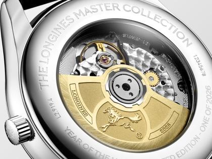 Longines Master Collection Automatik 42 mm  Edelstahl rot Index Lederband "Year of the Horse" Limited Edition – Herrenuhren Uhr mit Datum aus Edelstahl und Leder. Das Gehäuse ist rund und silber. Das Lederarmband Kroko / Alligator ist schwarz. Das Zifferblatt ist ein Index in rot. – Ansicht 6