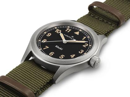 Hamilton Khaki Field Quartz Edelstahl 38mm schwarzes Zifferblatt grünes NATO-Textilband – Herrenuhren Uhr ohne Datum aus Edelstahl. Das Gehäuse ist rund und grau. Das Textilarmband ist grün. Das Zifferblatt ist ein Index in schwarz. – Ansicht 2