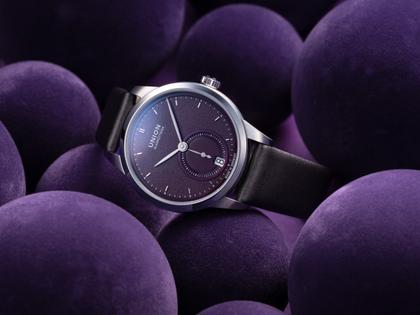 Union Glashütte 1893 Johannes Dürrstein Edition Kleine Sekunde Automatik Edelstahl 34mm violettes Zifferblatt graues Lederband – Damenuhren Uhr mit Datum aus Edelstahl und Leder. Das Gehäuse ist rund und silber. Das Lederarmband ist grau. Das Zifferblatt ist ein Index in lila. – Ansicht 7