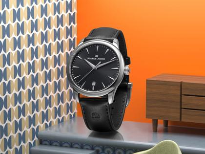 Maurice Lacroix 1975 Quarz Edelstahl 39mm schwarzes Zifferblatt schwarzes Lederband – Herrenuhren Uhr mit Datum aus Edelstahl. Das Gehäuse ist rund und silber. Das Lederarmband ist schwarz. Das Zifferblatt ist ein Index in schwarz. – Ansicht 2