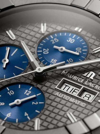 Maurice Lacroix Aikon Chronograph Automatik Titan 44mm graues Zifferblatt Metallband – Herrenuhren Chronograph aus Titan. Das Gehäuse ist rund und silber. Das Edelstahlarmband ist silber. Das Zifferblatt ist ein Index in silber. – Ansicht 3