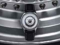 Union Glashütte Noramis Datum Deutschland Klassik 2024 Limitierte Edition Automatik Edelstahl 40mm Felgendesign Zifferblatt schwarzes Lederband – Herrenuhren Uhr mit Datum aus Edelstahl und Leder. Das Gehäuse ist rund und silber. Das Lederarmband ist schwarz. Das Zifferblatt ist ohne Zeichen und schwarz. – Ansicht 9