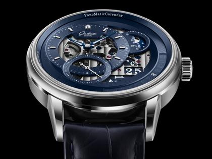 Glashütte Original PanoMaticCalendar Automatik Platin 42mm skelettiertes Zifferblatt blaues Lederband limitiert – Herrenuhren Uhr mit Kalender aus 750 Weißgold, 950 Platin und Leder. Das Gehäuse ist rund und silber. Das Lederarmband Kroko / Alligator ist blau. Das Zifferblatt ist ein Index in blau. – Ansicht 5