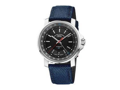 Mühle Glashütte 29er Big GMT Automatik Edelstahl 42mm schwarzes Zifferblatt blaues Textilband – Herrenuhren Uhr mit Datum aus Edelstahl. Das Gehäuse ist rund und silber. Das Textilarmband ist blau. Das Zifferblatt ist ein Index in schwarz.