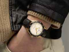 Hamilton Jazzmaster Performer Auto Edelstahl 38 mm weißes Zifferblatt schwarzes Lederband – Herrenuhren Uhr ohne Datum aus Edelstahl und Leder. Das Gehäuse ist rund und roségold. Das Lederarmband ist schwarz. Das Zifferblatt ist ein Index in weiß. – Ansicht 4