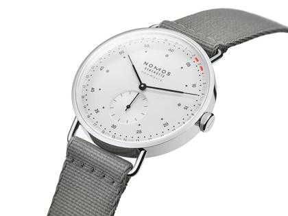 Nomos Glashütte Metro neomatik 41 Update Automatik Edelstahl 41mm weißes Zifferblatt graues Textilband – Herrenuhren Uhr mit Datum aus Edelstahl. Das Gehäuse ist rund und silber. Das Textilarmband ist schwarz. Das Zifferblatt ist arabisch Index und blau. – Ansicht 4