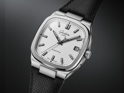 Glashütte Original Seventies Vintage Kollektion Stereo Panel Automatik Edelstahl 39x39mm silbernes Zifferblatt schwarzes Kautschukband – Herrenuhren Uhr mit Datum aus 750 Weißgold, Edelstahl und Kautschuk. Das Gehäuse ist quadratisch und silber. Das Kautschuk / Kunststoff / Silikon Armband ist schwarz. Das Zifferblatt ist ein Index in silber. – Ansicht 5