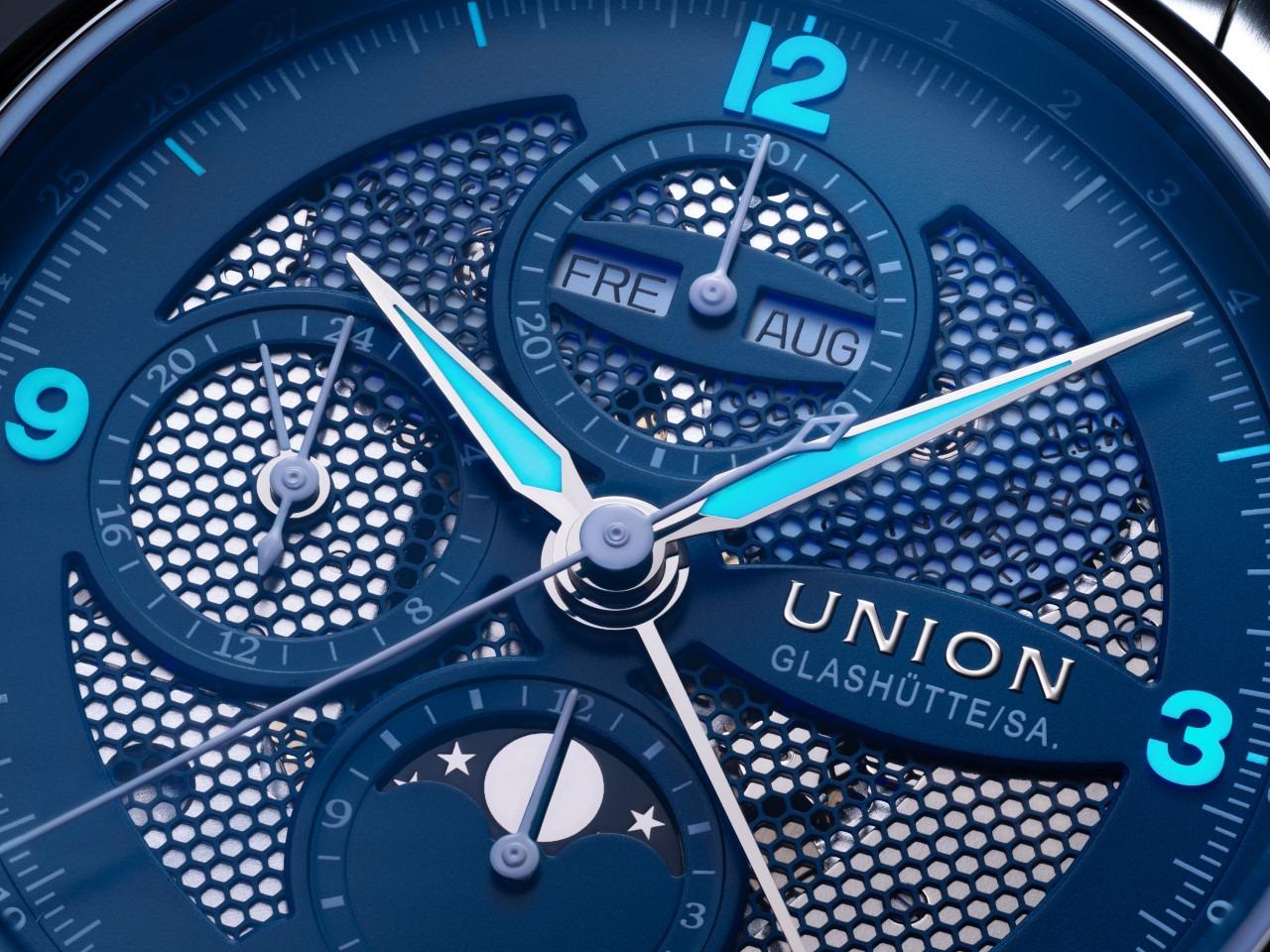 Union Glashütte Belisar Chronograph Mondphase Automatik Edelstahl 42mm blaues Zifferblatt Metallband – Herrenuhren Chronograph aus Edelstahl. Das Gehäuse ist rund und silber. Das Edelstahlarmband ist silber. Das Zifferblatt ist arabisch Index und blau. – Ansicht 4