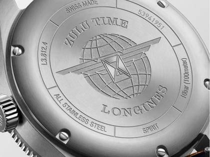 Longines Spirit Zulu Time Automatik Edelstahl 42mm anthrazites Zifferblatt braunes Lederband – Herrenuhren Uhr mit Datum aus Edelstahl, Keramik und Leder. Das Gehäuse ist rund und silber. Das Lederarmband ist braun. Das Zifferblatt ist arabisch und grau. – Ansicht 3